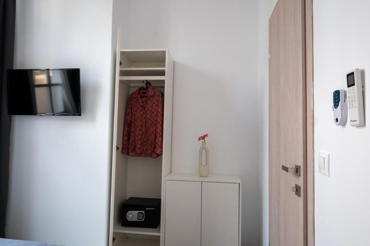 1 Apartment *